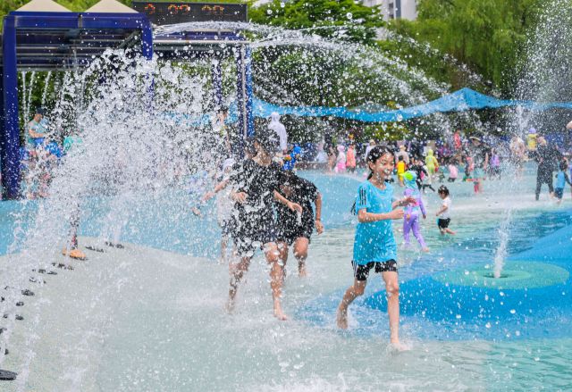 부천 중앙공원 물놀이장 찾아 더위 식히는 아이들 [포토뉴스]