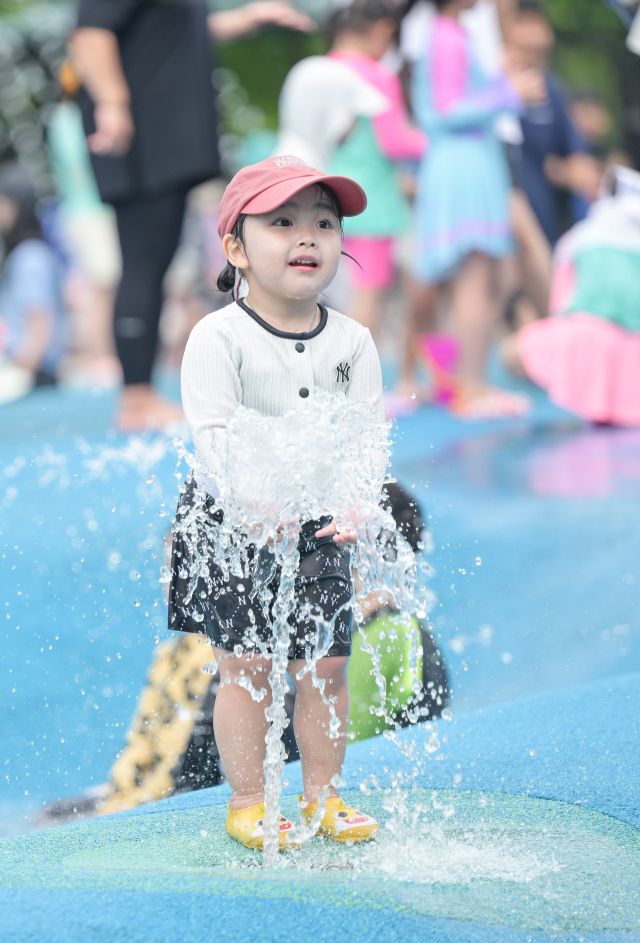 부천 중앙공원 물놀이장 찾아 더위 식히는 아이들 [포토뉴스]