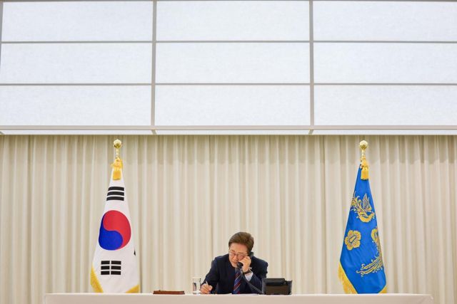 이재명 대통령이 6일 한남동 관저에서 도널드 트럼프 미국 대통령과 전화 통화를 하고 있다. 대통령실