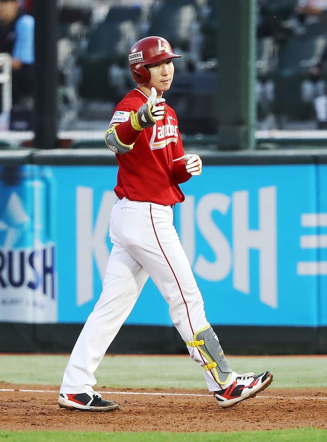 8일 KT 위즈와 경기서 결승 2루타 등 3타수 2안타 활약을 펼쳐 팀을 3연패 늪에서 구해낸 SSG 랜더스 박성한.SSG 랜더스 제공