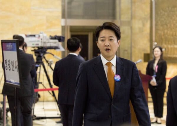 개혁신당 이준석 의원이 4일 서울 여의도 국회에서 열린 제21대 이재명 대통령 취임선서에 참석하고 있다. 연합뉴스