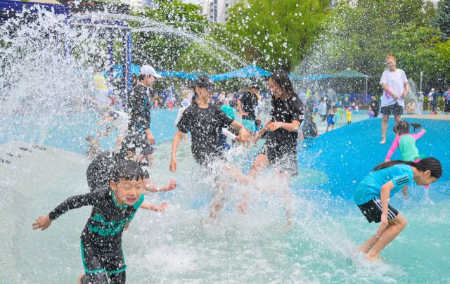 부천 중앙공원 물놀이장 찾아 더위 식히는 아이들 [포토뉴스]