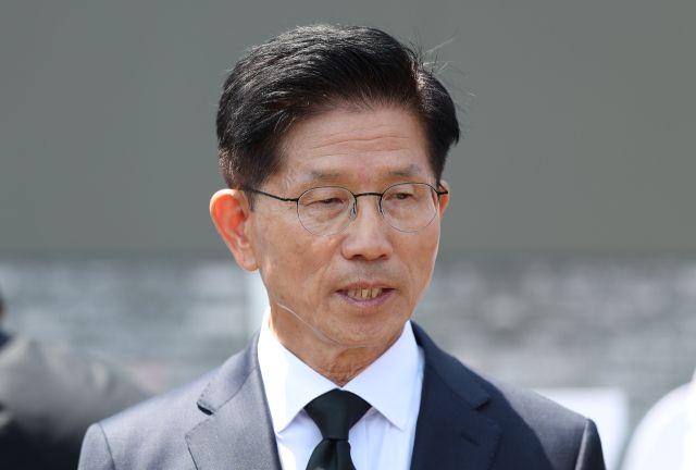 국민의힘 김문수 전 대선후보가 6일 서울 동작구 국립서울현충원에서 참배를 마친 후 취재진의 질문에 답하고 있다. 연합뉴스