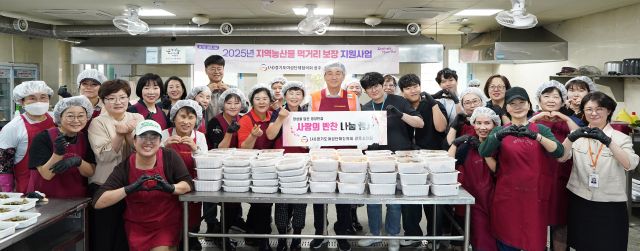 광주시는 지난 4일 (사)경기도여성단체협의회 광주시지회 주관으로 ‘사랑의 반찬나눔’ 행사를 개최했다. 양미순 광주시지회장 등 15명이 회원들이 직접 조리한 닭볶음탕과 나물과 반찬등은 저소득 아 동 등 취약 계층에게 전달됐다. 광주시제공