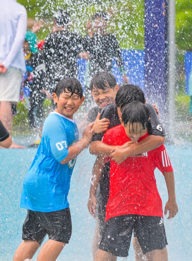 부천 중앙공원 물놀이장 찾아 더위 식히는 아이들 [포토뉴스]