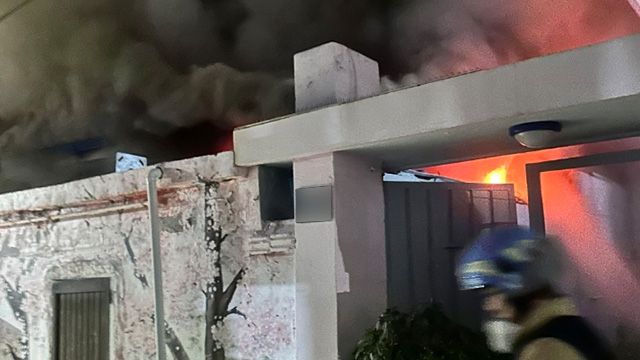 지난 9일 오후 10시53분께 인천 미추홀구 용현동 한 단독주택에서 불이 나 검은 연기가 치솟고 있다. 인천소방본부 제공