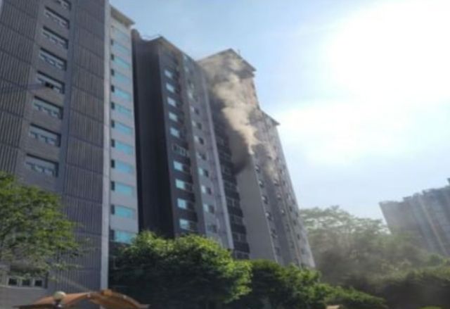 광주시 한 아파트에서 화재가 발생해 2명이 다쳤다. 경기도소방재난본부 제공