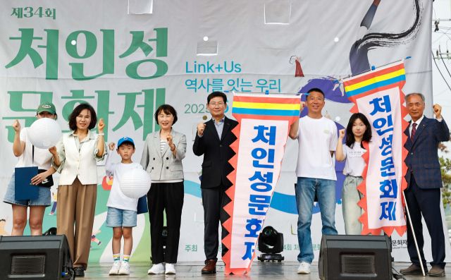 지난 7일 제34회 용인 처인성문화제 개막식에서 이상일 시장, 최영철 용인문화원장 등 관계자들이 기념촬영을 하고 있다. 용인특례시 제공