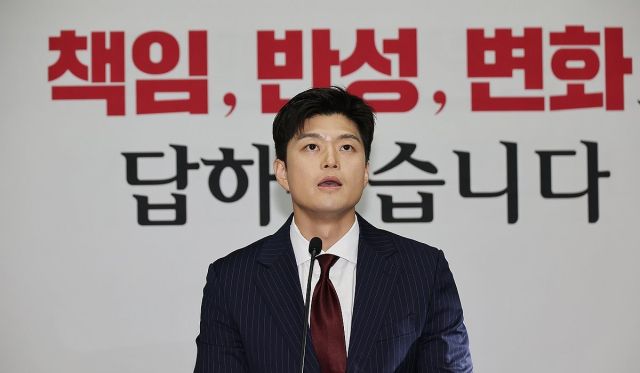 국민의힘 김용태 비상대책위원장이 9일 서울 여의도 국회에서 열린 의원총회에서 발언하고 있다. 연합뉴스