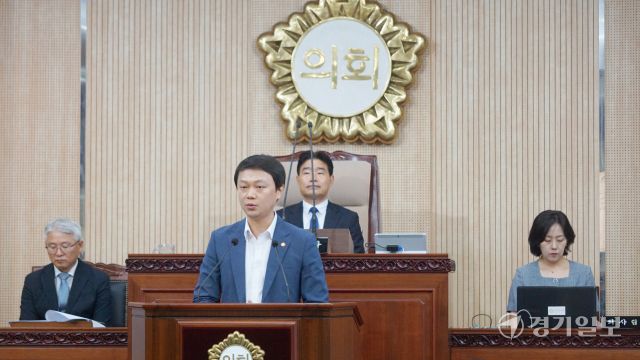 9일 열린 제295회 고양시의회 정례회 첫 날 ‘긴텍스 인사(감사) 추천 공정성 강화를 위한 행정사무조사계획서 승인의 건’을 대표 발의한 최규진 의원(민주, 고양마)이 제안이유를 설명하고 있다. 신진욱기자