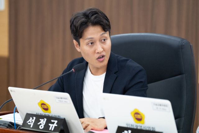 석정규 인천시의원(더불어민주당·계양3)이 9일 인천시의회 제302회 정례회 건설교통위원회 1차 회의에서 해양항공국을 대상으로 한 주요예산사업 추진상황 보고를 받으며 경인 아라뱃길 활성화 용역만 반복하는 문제를 지적하고 있다. 인천시의회 제공