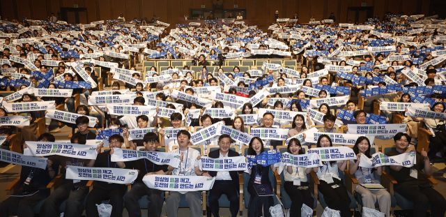 경기도와 경기도미래세대재단이 9일 경기아트센터 대극장에서 ‘2025년 경기청년 갭이어 프로그램 발대식’을 열고 올해 새롭게 지원대상에 선발된 청년들의 새로운 여정을 응원했다. 경기도 제공