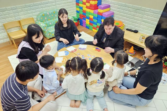 인천 옹진군은 지역 어린이집과 유치원 원아들을 대상으로 오는 6월8일까지 ‘2025 옹진군 어린이 영어캠프’를 운영한다. 군 제공