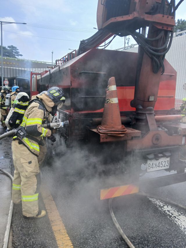 9일 오전 10시24분께 인천 중구 운남동 한 지하차도에서 지하차도 중앙분리대 세척 작업 투입 차량에 화재가 나 출동한 소방대원들이 불을 끄고 있다. 인천소방본부 제공