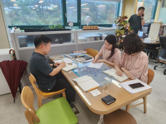 한강유역환경청 기술지원반이 시흥시청을 방문해 1대1 맞춤형 기술지원을 하고 있다. 한강유역환경청 제공