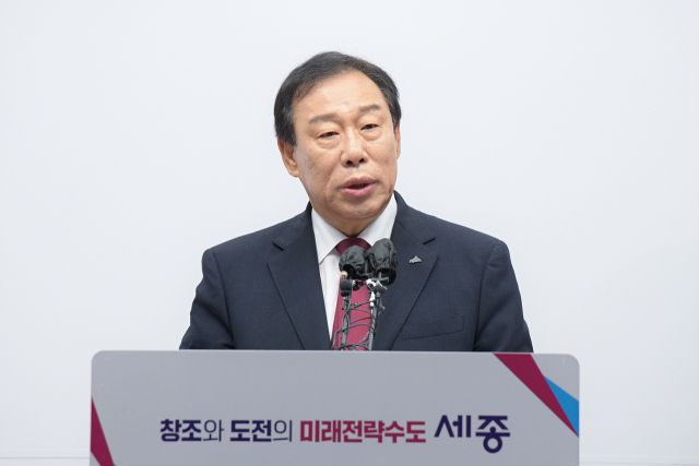 최민호 세종시장이 9일 시청 브리핑룸에서 정부의 해양수산부 부산 이전 지시에 반대 입장을 밝히며 이전 지시 철회를 요청하고 있다. 세종시 제공.