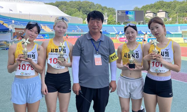 여자 일반부 1천600m 계주서 우승한 시흥시청 선수들과 전복수 감독.시흥시청 제공