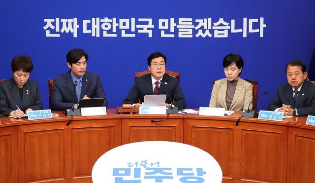 더불어민주당 박찬대 대표 권한대행 겸 원내대표가 5일 서울 여의도 국회에서 열린 최고위원회의에서 발언하고 있다. 연합뉴스