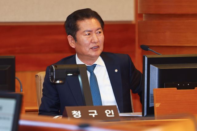 정청래 국회 법사위원장이 지난 달 13일 서울 종로구 헌법재판소에서 열린 고발사주의혹으로 탄핵소추된 손준성 대구고검 차장(검사장)의 첫 정식 변론기일에 출석해 있다. 연합뉴스