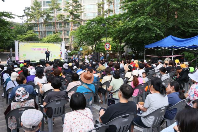 의왕시 마을공동체 주민제안사업의 지원으로 인덕원 센트럴자이아파트 특별무대에서 열린 ‘우리 함께 가봄 내손동 마을축제’가 성황리에 마무리됐다. 의왕시 제공