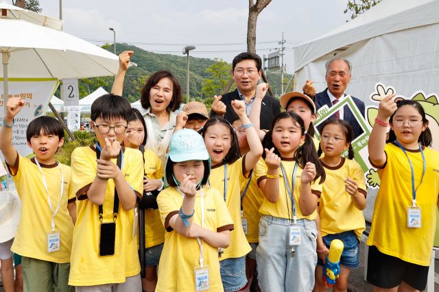 지난 7일 제34회 용인 처인성문화제 개막식에서 (왼쪽부터)김희정 용인교육지원청 교육장, 이상일 시장, 최영철 용인문화원장과 학생들이 기념촬영을 하고 있다. 용인특례시 제공