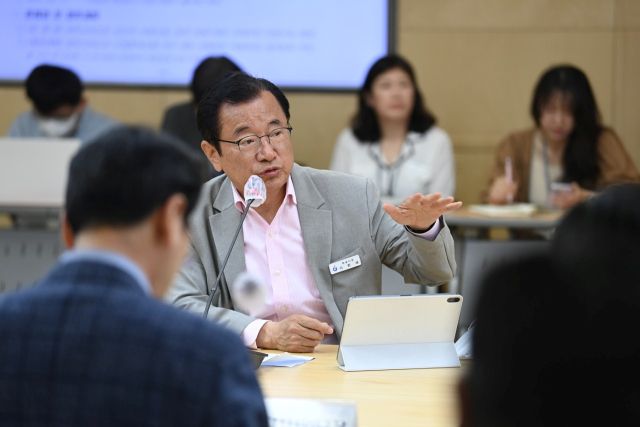 이현재 하남시장이 시청 회의실에서 K-스타월드 추진과 공원과 국가정원 조성 TF팀 구성을 논의하고 있다. 하남시 제공