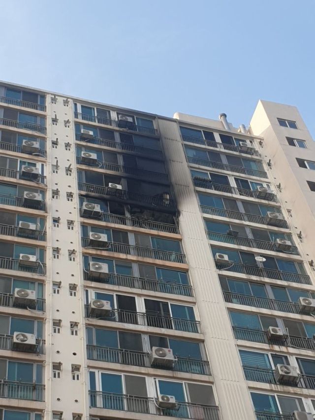 9일 오후 6시2분께 인천 부평구 청천동 한 아파트에서 불이 나 외부가 검게 그을렸다. 인천소방본부 제공