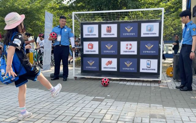 인천 유나이티드FC 한 팬이 해양안전캠페인에 참여하고 있다. 인천해양경찰서 제공.