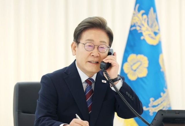 트럼프 대통령과 전화 통화 갖는 이재명 대통령. 연합뉴스