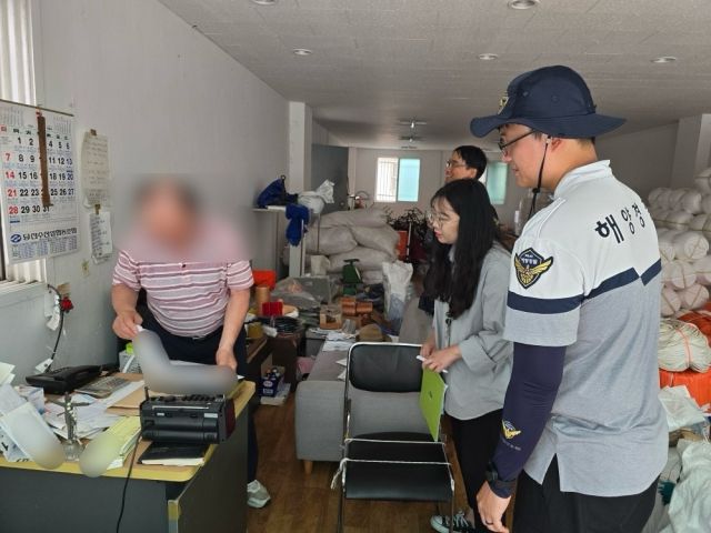 평택해양경찰서 관계자들이 폐어구 불법투기 예방을 위해 현장 지도·단속을 실시하고 있다. 평택해양경찰서 제공