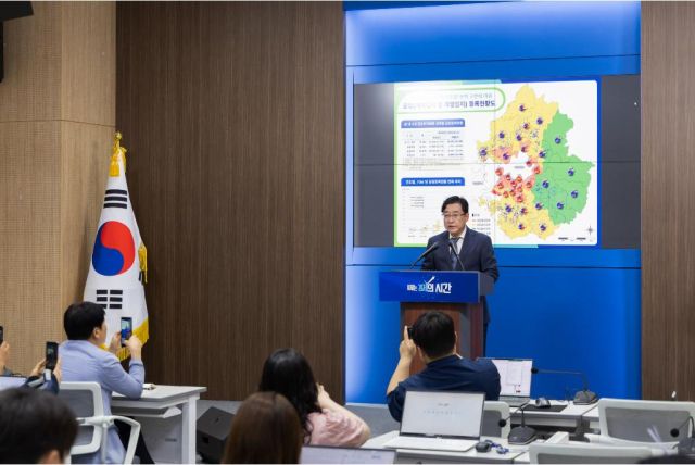 1일 오전 경기도청 브리핑룸에서 강민석 대변인이 경기 동부 자연보전권역 내 제1호 산단클러스터 조성 관련 기자회견을 하고 있다. 경기도 제공
