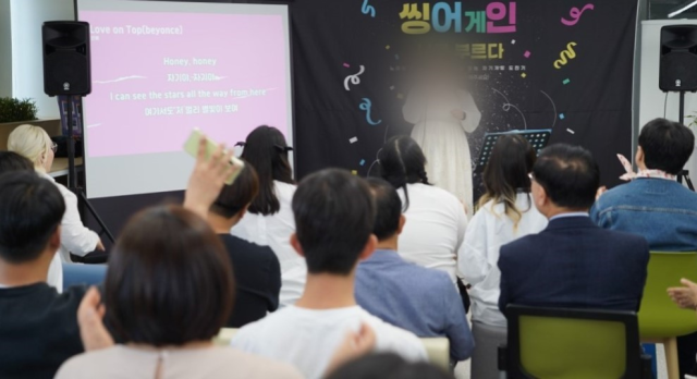 인천시청년미래센터가 마련한 관계회복프로그램 씽어게인 무대에서 청년들이 노래를 하고 있다. 사서원 제공