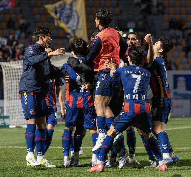 프로축구 K리그1서 11위에 머물러 있는 수원FC가 휴식기 팀 조직력 강화와 전술 재정비로 후반기 반등을 노린다. 수원FC 제공