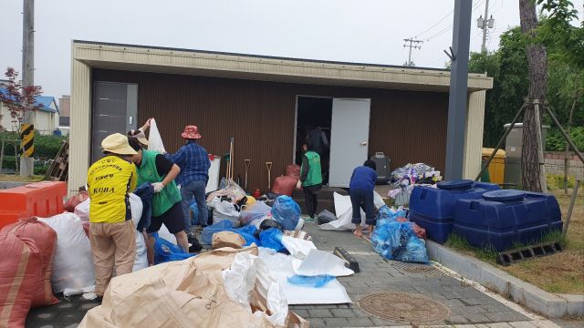 지난 27일 오전 평택시 오성면 구 행정복지센터(숙성리 132) 부지에서 열린 ‘헌 옷 모으기 활동 행사’에서 오성면 새마을부녀회원들이 헌 옷을 한데 모으고 있다. 평택시 제공