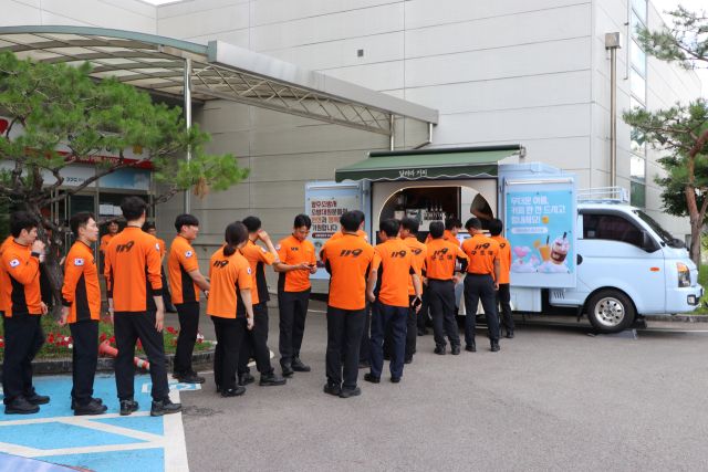 소방대언의 아내가 선물한 커피차 앞에 양주소방서 본청 직원들이 길게 줄을 서서 커피를 기다리고 있다. 양주소방서 제공