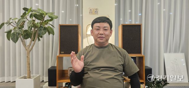 ㈔한국신체장애인협회 경기도협회 정은길 평택시지회장이 경기일보와의 인터뷰에서 밝게 웃고 있다. 윤동현 기자