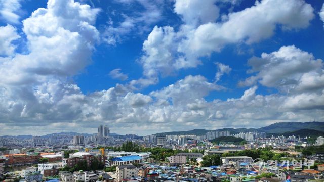 경기지역에 폭염과 소나기가 오락가락 한 1일 오후 세계문화유산 수원화성에서 올려다 본 파란 하늘과 힌구름 먹구름이 어우러져 멋진 모습을 연출하고 있다. 김시범기자