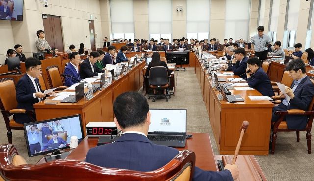 1일 국회 행정안전위원회 전체회의에서 2025년도 제2회 추가경정예산안이 통과되고 있다. 연합뉴스