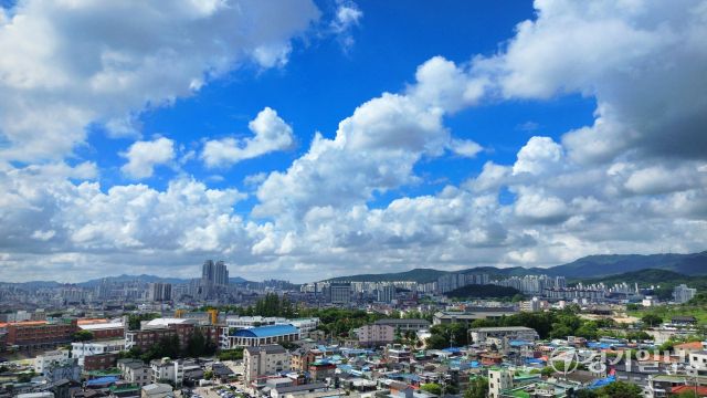 경기지역에 폭염과 소나기가 오락가락 한 1일 오후 세계문화유산 수원화성에서 올려다 본 파란 하늘과 힌구름 먹구름이 어우러져 멋진 모습을 연출하고 있다. 김시범기자