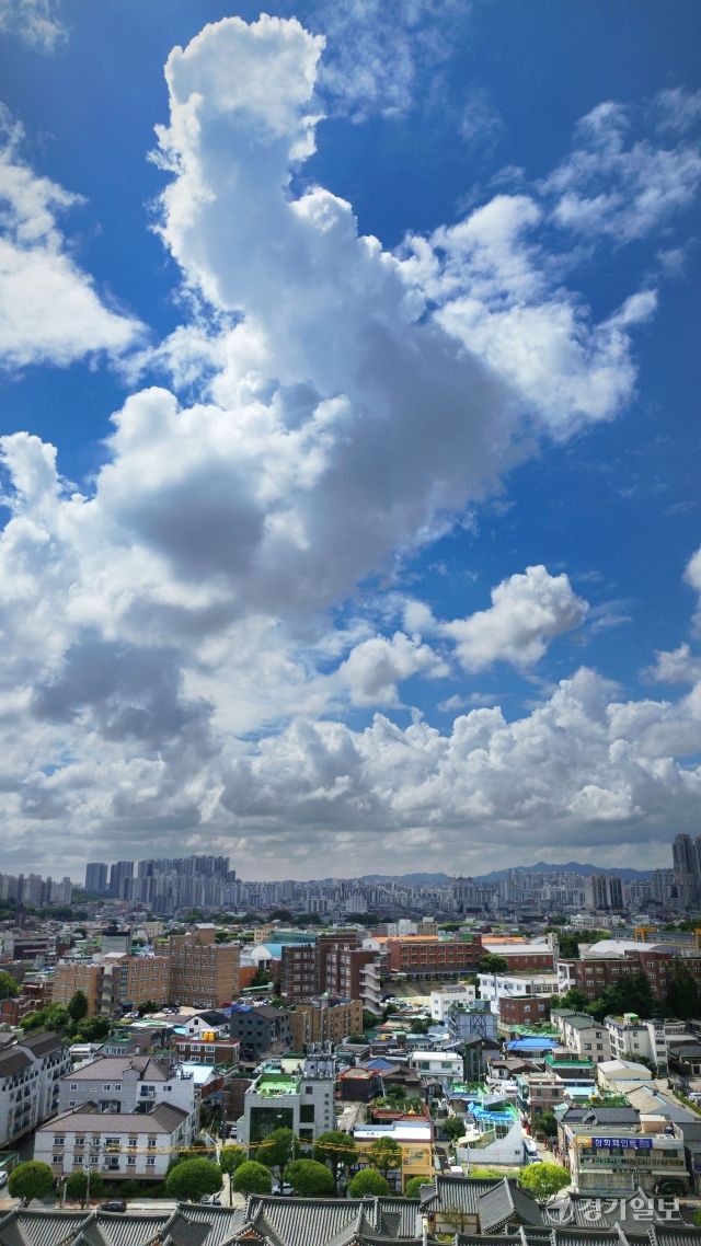 경기지역에 폭염과 소나기가 오락가락 한 1일 오후 세계문화유산 수원화성에서 올려다 본 파란 하늘과 힌구름 먹구름이 어우러져 멋진 모습을 연출하고 있다. 김시범기자