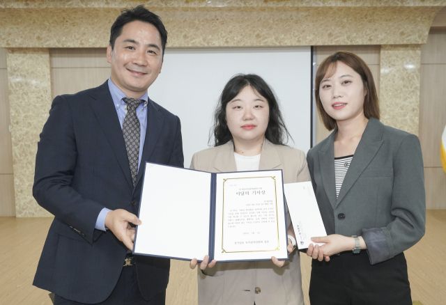 경기일보 독자권익위원회가 선정하는 ‘이달의 기자상’에 알파팀 이연우 차장, 이나경 기자가 수상을 하고 기념촬영을 하고 있다. 홍기웅 기자