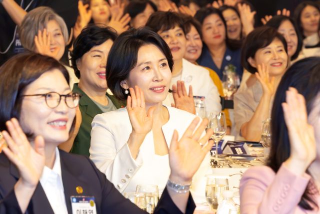이재명 대통령의 배우자 김혜경 여사가 1일 서울 중구 신라호텔 다이너스티홀에서 열린 제4회 여성기업주간 개막식에 참석해 기념 촬영하고 있다. 연합뉴스