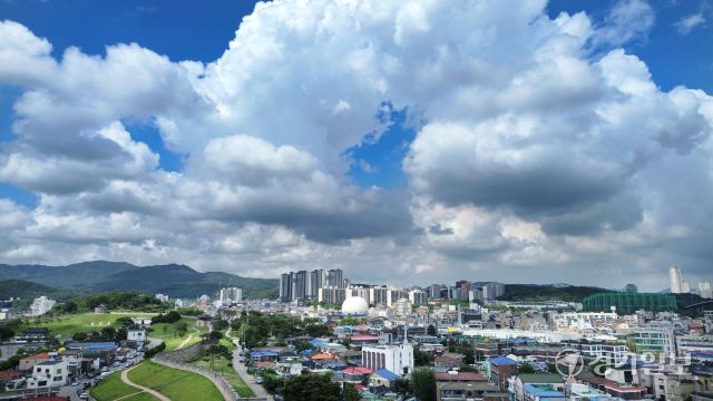 경기지역에 폭염과 소나기가 오락가락 한 1일 오후 세계문화유산 수원화성에서 올려다 본 파란 하늘과 힌구름 먹구름이 어우러져 멋진 모습을 연출하고 있다. 김시범기자