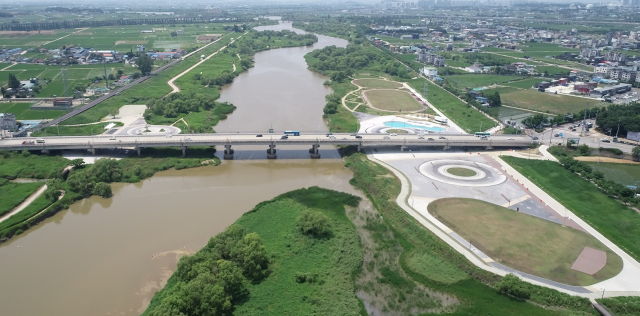 평택시 평택동 280-3번지 안성천 일원에 30만여㎡ 규모로 들어선 노을생태문화공원 전경. 평택시 제공