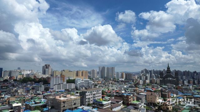 경기지역에 폭염과 소나기가 오락가락 한 1일 오후 세계문화유산 수원화성에서 올려다 본 파란 하늘과 힌구름 먹구름이 어우러져 멋진 모습을 연출하고 있다. 김시범기자