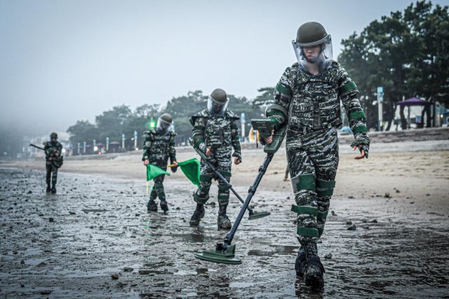 해병대 제2사단 장병들이 강화 동막해수욕장에서 유실지뢰 탐색작전을 펼치고 있다. 해병대 제2사단 제공