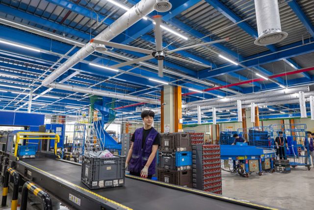 청주 서브허브 CLS 직원이 대형 파이프를 통해 나오는 에어컨 냉기 아래서 작업하고 있다. 쿠팡 제공