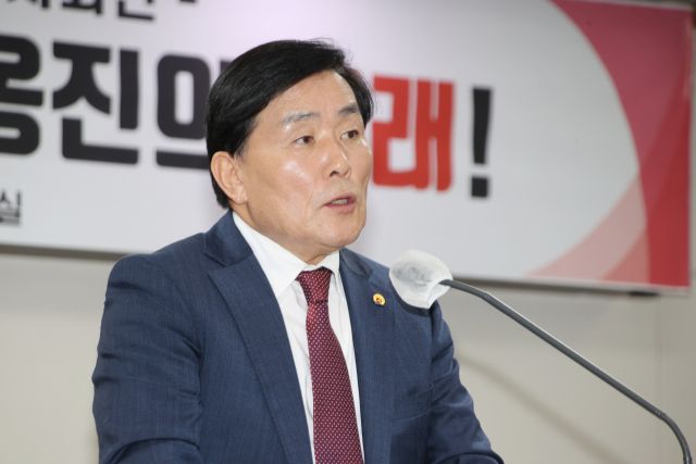 문경복 인천 옹진군수는 1일 군청에서 열린 취임 3주년 기자회견에서 “주민이 믿고 의지할 수 있는 든든한 군정을 펼쳐 나가겠다”고 다짐했다. 옹진군 제공