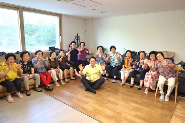 최대호 안양시장이 10일 오후 지역의 한 경로당을 방문해 폭염 관련 어르신들의 애로사항을 청취하고 기념촬을 하고 있다. 안양시 제공