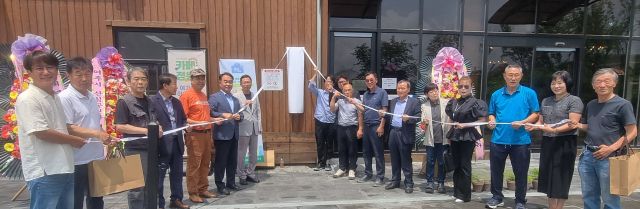 (사)한국전문임업인협회 여주시협의회(회장 이해원)가 지난 9일 여주시산림조합 SJ정원문화센터에 새 사무실을 열고 현판 제막식을 진행하고 있다./ 사진 =유진동기자